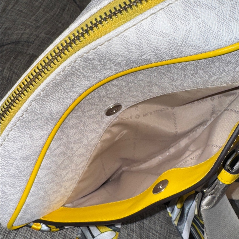 Michael Kors Bag Kenly Jet Set Signature Logo White Yellow Camera Crossbody - Picture 10 of 17